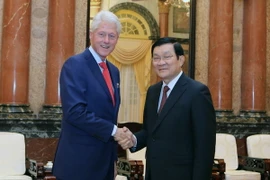 Chủ tịch nước Trương Tấn Sang tiếp Cựu Tổng thống Hoa Kỳ Bill Clinton, đang ở thăm và làm việc tại Việt Nam. (Ảnh: Nguyễn Khang/TTXVN)