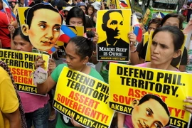 Giương cao các biểu ngữ phản đối Trung Quốc trong cuộc tuần hành ở Manila ngày 12/6/2014. (Nguồn: AFP/TTXVN)