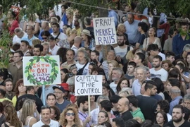 Hàng chục nghìn người tuần hành phản đối kế hoạch kinh tế khắc khổ tại Athens ngày 3/7. (Nguồn: AFP/TTXVN)