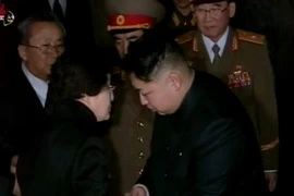 Ông Kim Jong-Un tiếp bà Lee Hee-ho tới viếng Nhà lãnh đạo Triều Tiên Kim Jong-Il năm 2011. (Nguồn: Yonhap/TTXVN)