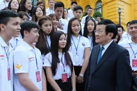 Chủ tịch nước Trương Tấn Sang với đại biểu thanh niên, sinh viên Kiều bào tiêu biểu. (Ảnh: Nguyễn Khang/TTXVN)