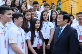 Chủ tịch nước Trương Tấn Sang với đại biểu thanh niên, sinh viên Kiều bào tiêu biểu. (Ảnh: Nguyễn Khang/TTXVN)