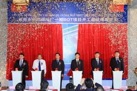 Bấm nút phát lệnh khởi công dự án BOT Nhà máy nhiệt điện đốt than Vĩnh Tân 1. (Ảnh: An Đăng/TTXVN)