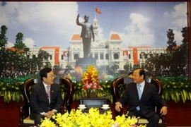 Bí thư Thành ủy TP.Hồ Chí Minh Lê Thanh Hải tiếp Thị trưởng Thành phố Busan (Hàn Quốc) Suh Byung Soo. (Ảnh: Thanh Vũ/TTXVN)