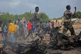 Binh sỹ Somalia phong tỏa hiện trường vụ đánh bom. (Nguồn: AFP/TTXVN)