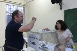 Người dân Hy Lạp bỏ phiếu tại thủ đô Athens ngày 5/7. (Nguồn: THX/TTXVN)