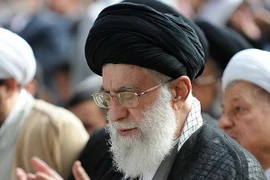 Lãnh tụ tinh thần tối cao Iran Ayatollah Ali Khamenei cầu nguyện tại lễ Eid al-Fitr, đánh dấu kết thúc tháng lễ ăn chay Ramadan tại Tehran ngày 18/7. (Nguồn: AFP/TTXVN)