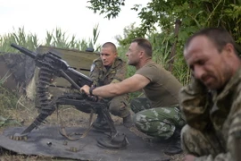 Binh sỹ Ukraine sử dụng súng phóng lựu tự động trong cuộc xung đột với lực lượng ly khai miền đông ở gần Avdeevka, vùng Donetsk ngày 18/6. (Nguồn: AFP/TTXVN)