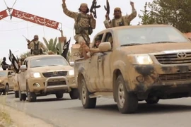 Các tay súng IS rời khỏi nhà tù Tadmur ở Syria. (Nguồn: AFP/TTXVN)