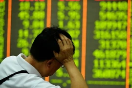 Nhà đầu tư theo dõi các chỉ số chứng khoán tại Hàng Châu, thủ phủ tỉnh Chiết Giang, miền đông Trung Quốc ngày 27/7. (Nguồn: AFP/TTXVN)