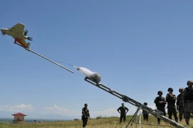 Binh sỹ Nga phóng thiết bị không người lái "Eleron 3" trong cuộc tập trận. (Nguồn: AFP/TTXVN)