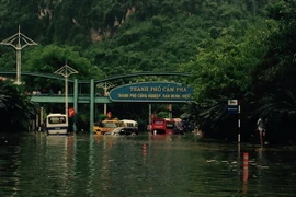 Mưa lớn gây lụt một số tuyến đường tại thành phố Cẩm Phả. (Ảnh: Văn Đức/TTXVN)