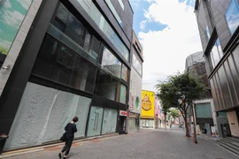 Cảnh vắng vẻ trên phố Myeongdong tại Seoul, Hàn Quốc, trong thời gian áp đặt các biện pháp hạn chế phòng dịch COVID-19. (Ảnh: Yonhap/TTXVN)