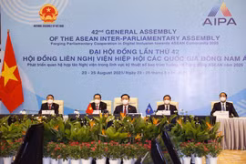 Chủ tịch Quốc hội Vương Đình Huệ với các đại biểu tham dự Đại hội đồng AIPA lần thứ 42. (Ảnh: Doãn Tấn/TTXVN)
