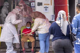 Nhân viên y tế lấy mẫu xét nghiệm COVID-19 tại bang Selangor, Malaysia. (Ảnh: THX/TTXVN)