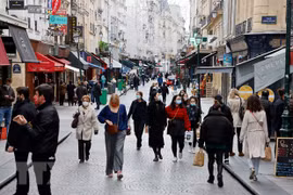 Người dân đeo khẩu trang phòng dịch COVID-19 tại Paris, Pháp. (Ảnh: AFP/TTXVN)