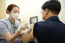 Tiêm vaccine ngừa COVID-19 tại Seoul, Hàn Quốc. (Ảnh: Yonhap/TTXVN)