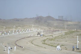 Xe trinh sát Đội tuyển Hóa học Quân đội nhân dân Việt Nam vượt vật cản sau khi kết thúc nội dung trinh sát hóa học. (Ảnh: Tiến Trung/TTXVN)