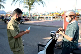 Người dân Phan Thiết được cấp thẻ đi chợ và theo khung giờ nhất định, đảm bảo cách ngày tránh tập trung đông người. (Ảnh: Nguyễn Thanh/TTXVN)