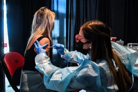 Tiêm vaccine ngừa COVID-19 tại Miami, Mỹ. (Ảnh: AFP/TTXVN)