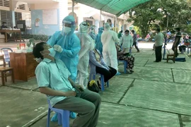 Người dân khóm 3, phường 9, thành phố Vĩnh Long, tỉnh Vĩnh Long được xét nghiệm sàng lọc SARS-CoV-2. (Ảnh: Lê Thúy Hằng/TTXVN)
