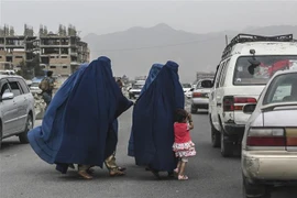 Phụ nữ và trẻ em tại thủ đô Kabul, Afghanistan. (Ảnh: AFP/TTXVN)
