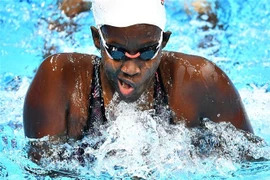 Vận động viên Husnah Kukundakwe của Uganda tranh tài ở nội dung bơi ếch 100m hạng SB8. (Ảnh: AFP/TTXVN)