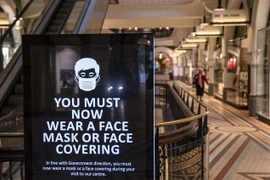 Bảng nhắc nhở người dân đeo khẩu trang phòng dịch COVID-19 tại Sydney, Australia. (Ảnh: THX/TTXVN)