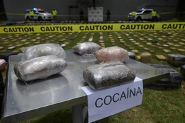 Cảnh sát trưng bày số ma túy thu giữ được tại Bogota, Colombia. (Ảnh: AFP/TTXVN)