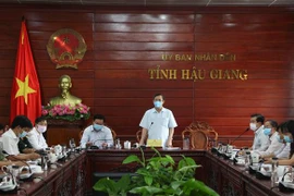 Phó Chủ tịch Thường trực Ủy ban Nhân dân tỉnh Hậu Giang Trương Cảnh Tuyên phát biểu tại cuộc họp. (Ảnh: Hồng Thái/TTXVN)