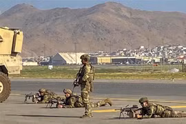 Binh sỹ Mỹ đảm bảo an ninh tại sân bay ở thủ đô Kabul, Afghanistan. (Ảnh: AFP/TTXVN)