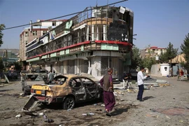 Hiện trường một vụ đánh bom xe ở Kabul, Afghanistan. (Ảnh: THX/TTXVN)