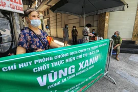 Chốt Vùng xanh tại ngõ Hà Trung, phường Hàng Bông với lực lượng nòng cốt là các Tổ phòng, chống COVID cộng đồng. (Ảnh: Thành Đạt/TTXVN)