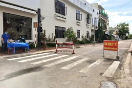 Nhiều khu dân cư ở phường Bình Định, thị xã An Nhơn, bị phong tỏa sau khi phát hiện 2 tài xế tải dương tính với virus SARS-CoV-2. (Ảnh: Nguyên Linh/TTXVN)