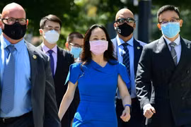 Bà Mạnh Vãn Châu (giữa) rời Toà án Tối cao tỉnh British Columbia ở Vancouver, Canada ngày 4/8. (Ảnh: AFP/TTXVN)