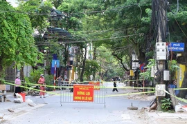 Chốt chặn trên đường Bế Văn Đàn (phường Quang Trung, quận Hà Đông) nhằm hạn chế người dân di chuyển khi không cần thiết. (Ảnh: Hoàng Hiếu/TTXVN)