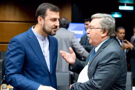 Đại sứ Iran tại các tổ chức quốc tế ở Vienna Kazem Gharibabadi (trái) và người đồng cấp Nga Mikhail Ulyanov. (Nguồn: almayadeen.net)