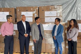Ông David Dương trao tặng 250 máy trợ thở oxy cho Việt Nam. (Ảnh: TTXVN/phát)