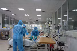 Các bác sỹ chăm sóc bệnh nhân COVID-19. (Ảnh: Hồng Thắm/TTXVN phát)