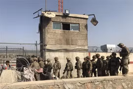 Binh sỹ nước ngoài bảo vệ an ninh tại sân bay Kabul, Afghanistan. (Ảnh: THX/TTXVN)