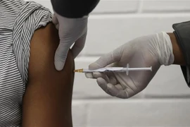 Tiêm chủng vaccine ngừa COVID-19 tại Soweto, Nam Phi. (Ảnh: AFP/TTXVN)