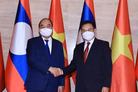 Chủ tịch nước Nguyễn Xuân Phúc hội kiến Chủ tịch Quốc hội Lào Saysomphone Phomvihane. (Ảnh: Thống Nhất/TTXVN)