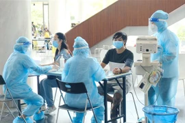 Tiêm vaccine phòng COVID-19 tại Bệnh viện FV. (Ảnh: TTXVN phát)