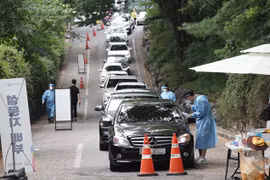 Một điểm xét nghiệm COVID-19 tại Seoul, Hàn Quốc. (Ảnh: Yonhap/TTXVN)