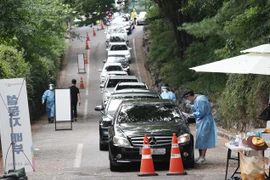 Một điểm xét nghiệm COVID-19 tại Seoul, Hàn Quốc. (Ảnh: Yonhap/TTXVN)