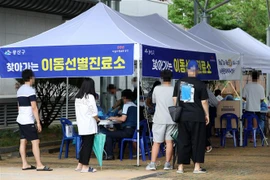 Một điểm xét nghiệm COVID-19 tại thành phố Gwangju, Hàn Quốc. (Ảnh: Yonhap/TTXVN)