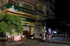 Phong tỏa khu vực của công ty tài chính F88 trên đường Trần Phú, thành phố Bạc Liêu. (Ảnh: Chanh Đa/TTXVN)