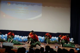 Chương trình nghệ thuật tái hiện cảnh 10 cô gái Ngã ba Đồng Lộc. (Ảnh: Lê Thị Tâm Hằng/TTXVN)