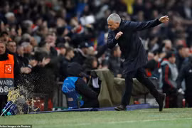 Cận cảnh HLV Mourinho đập phá điên cuồng ngay tại Old Trafford