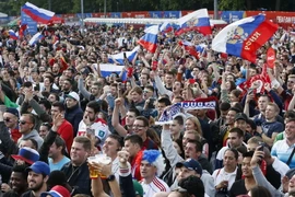 Cổ động viên theo tập trung ở khu vực Đồi Chim sẻ. (Ảnh: AFP/TTXVN)